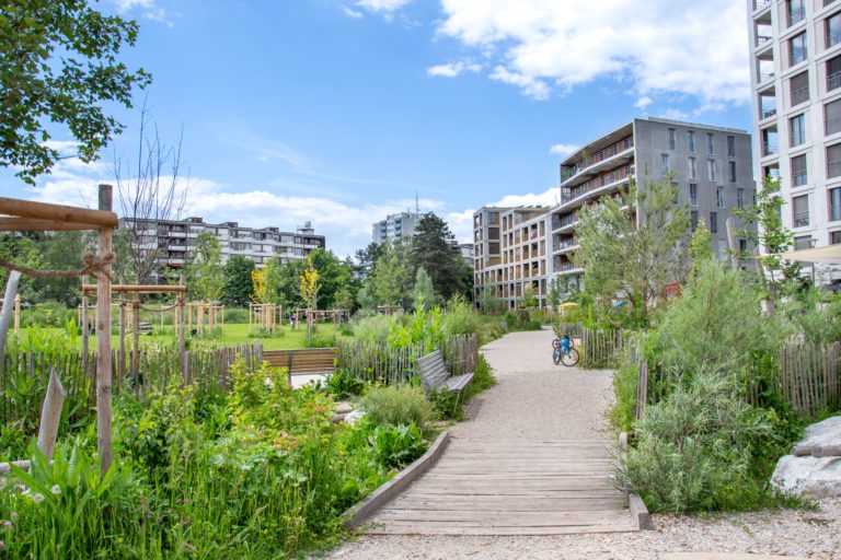 Ambiance dans le quartier des Plaines-du-Loup, printemps 2024.